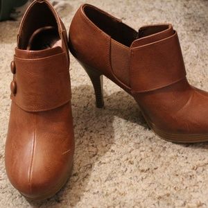 Buttoned Heeled Bootie